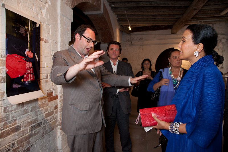 OC_photo_4.jpg - Tobias Berger (curator) explains the curatorial concept to the guests